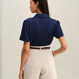 Blouse Boutonnée en Satin Marine — Tenue de Bureau, Coupe Élégante
