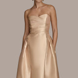 Robe de bal sans bretelles avec jupe overskirt