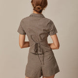 Blouse Gingham Marron à Col — Manches Courtes, Dos Noué, Coupe Ajustée
