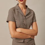 Blouse Gingham Marron à Col — Manches Courtes, Dos Noué, Coupe Ajustée