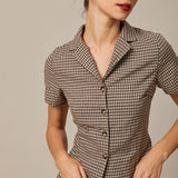 Blouse Gingham Marron à Col — Manches Courtes, Dos Noué, Coupe Ajustée
