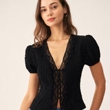 Blouse Noire en Jacquard Dentelle — Manches Bouffantes, Décolleté en V, Boutons