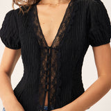 Blouse Noire en Jacquard Dentelle — Manches Bouffantes, Décolleté en V, Boutons