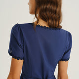 Blouse Col Carré Marine Boutonnée — Coton-Lin, Manches Courtes, Détails Dentelle