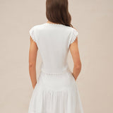 Blouse Blanche à Manches Capes — Coupe Ajustée, Détails Dentelle, Encolure Ronde