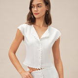 Blouse Blanche à Manches Capes — Coupe Ajustée, Détails Dentelle, Encolure Ronde
