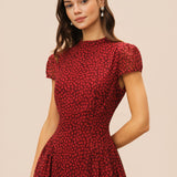 Robe Maxi Fleurie Rouge — Manches Capes, Encolure Haute, Coupe A-Ligne