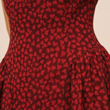 Robe Maxi Fleurie Rouge — Manches Capes, Encolure Haute, Coupe A-Ligne