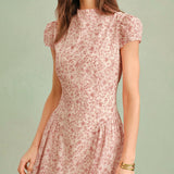 Robe Maxi Fleurie Rose — Col Montant, Manches Capes, Coupe A-Ligne