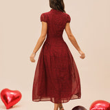 Robe Maxi Fleurie Rouge — Manches Capes, Encolure Haute, Coupe A-Ligne